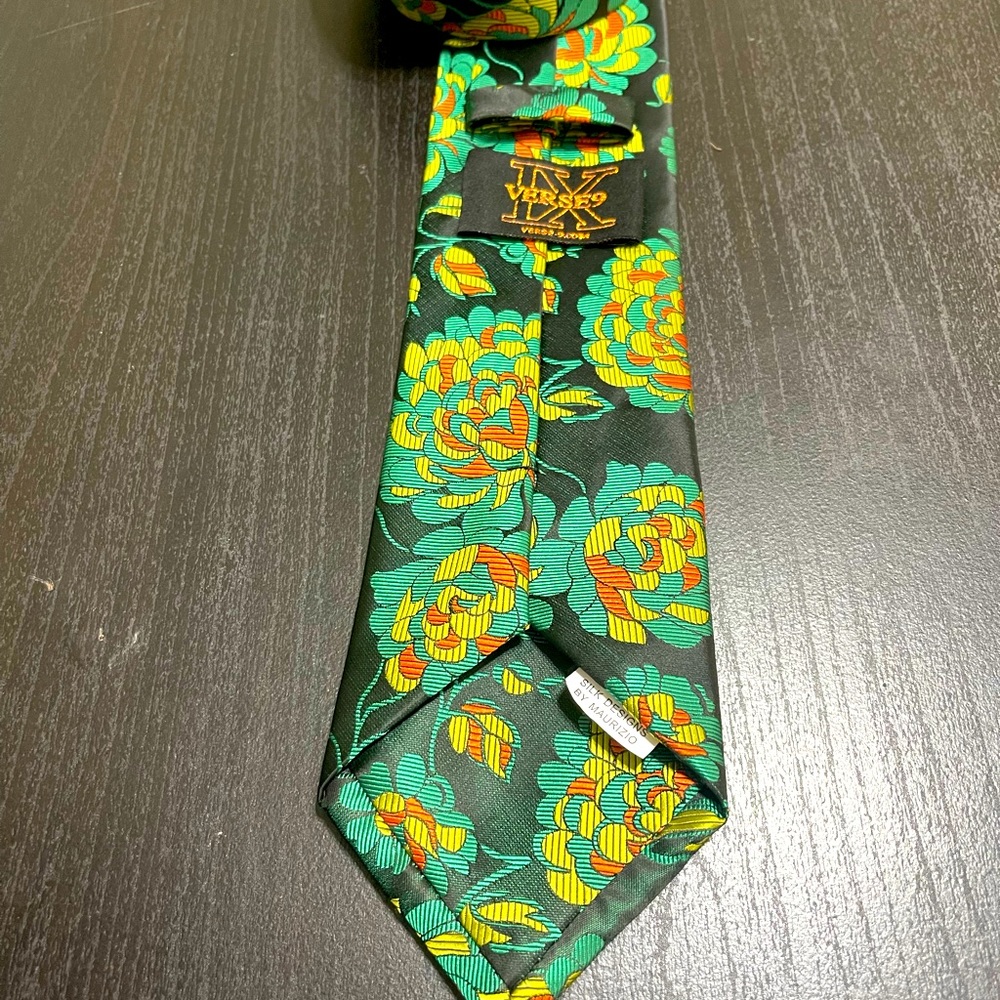 Verse 9 tie; used very lightly
